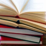 pile-livres-pour-apprendre-fond-bois_136961-271