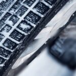 Pour améliorer la circulation sur les routes dans les régions montagneuses et la sécurité des usagers, il est obligatoire d'équiper son véhicule de pneus hiver ou de détenir des chaînes ou chaussettes à neige, du 1er novembre 2023 au 31 mars 2024, dans certaines zones montagneuses.