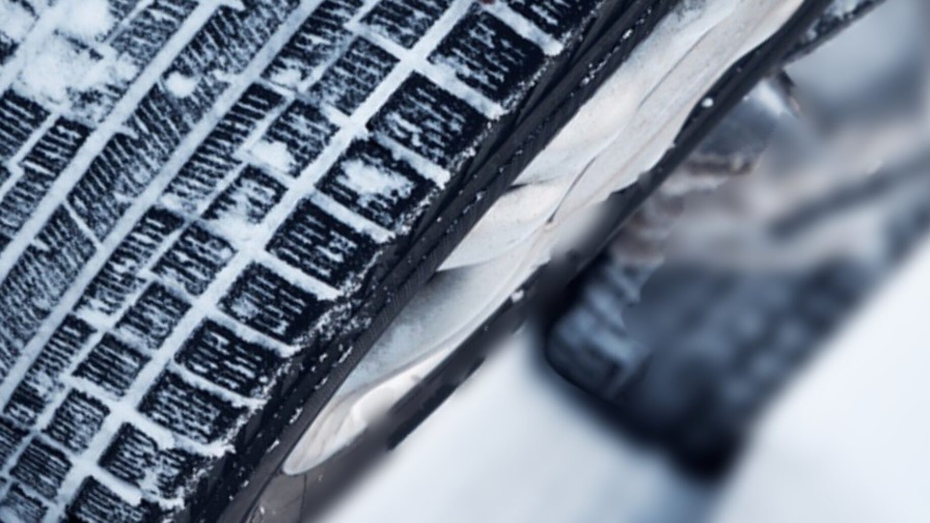 Pour améliorer la circulation sur les routes dans les régions montagneuses et la sécurité des usagers, il est obligatoire d'équiper son véhicule de pneus hiver ou de détenir des chaînes ou chaussettes à neige, du 1er novembre 2023 au 31 mars 2024, dans certaines zones montagneuses.